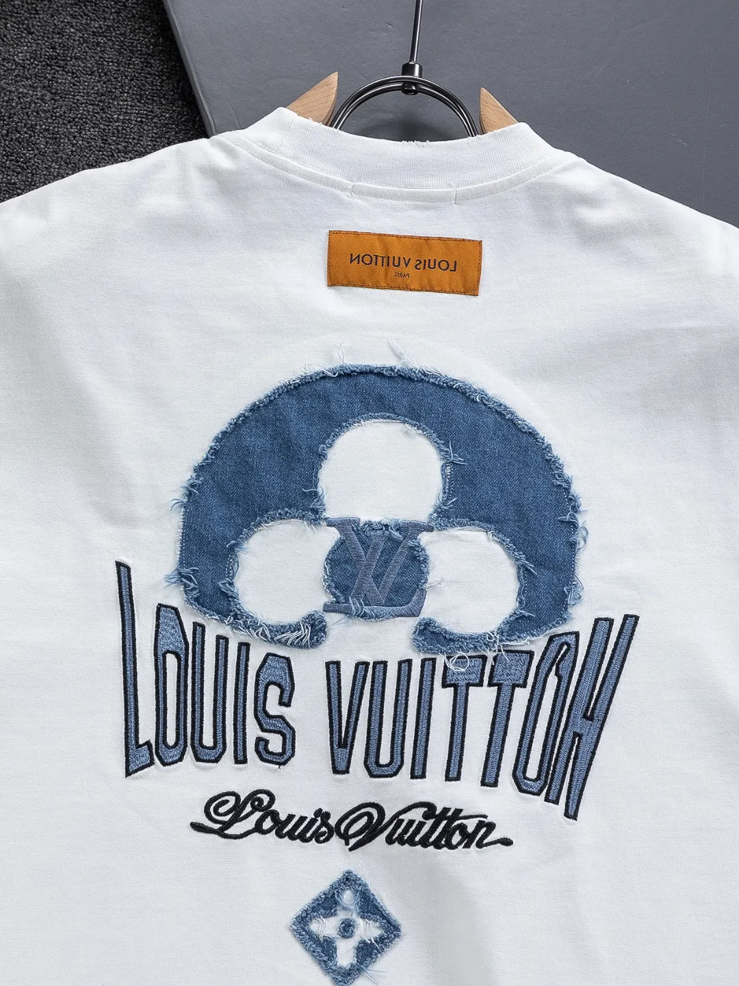 🅿️200 Louis Vuitton 1V LV lv slightly wide version S-XL LV 26ss new products are available at counters simultaneously. Multiple craftsmanship. Water-worn front and rear denim patches with letters 🪡 embroidery. Round neck short-sleeved T-shirt, same style for men and women! Consigned to one-to-one creation. Synchronized with the official website, pure cotton fabrics at the counter! It is close to the skin and comfortable, durable and easy to wear. It has a classic and simple logo design and meticulous original craftsmanship. Short-sleeves, a must-have item for men, do not appear to be the same for the general public, but must be unique and eye-catching. This LV short-sleeve is all about quality, comfort, the same shape and fashion as always, including fabrics and cutting techniques. All of them have been made with great effort! 320 grams of washed pure cotton fabric, pure cotton is breathable, very refreshing and comfortable for daily wear. The rib knitting on the neckline is smooth and tight, and the neckline will not be skewed if you toss it at will. The loose version, you will find that it looks really good on the upper body. The overall is minimalist and neat, super versatile for daily use! Pair it casually with a pair of pants for a youthful look. A T-shirt will make your outfit crazy. It is a fashionable item that can never go wrong! Color: Black White Size: S-XL Size chart: S: Shoulder width 50-Bust 56-Length 70 M: Shoulder width 52-Bust 57-Length 72 L: Shoulder width 54-Bust 59-Length 74 XL: Shoulder width 56-Bust 62-Length 76